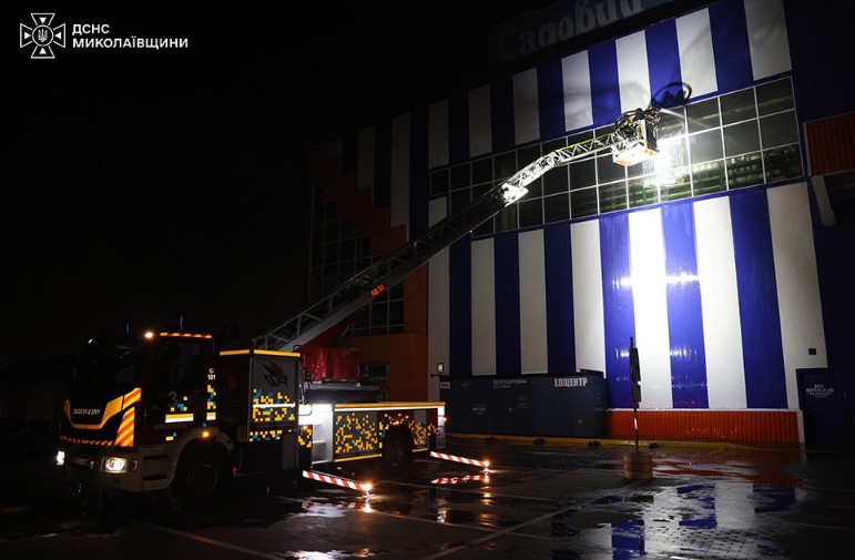 РФ обстріляла будівельний гіпермаркет у Миколаєві, є поранені
